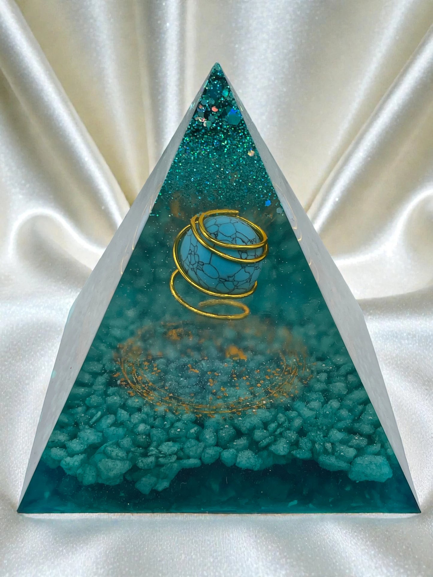 Piramide "Laguna di Cristallo" – Piramide Artistica con Sfera Turchese e Spirale Solare