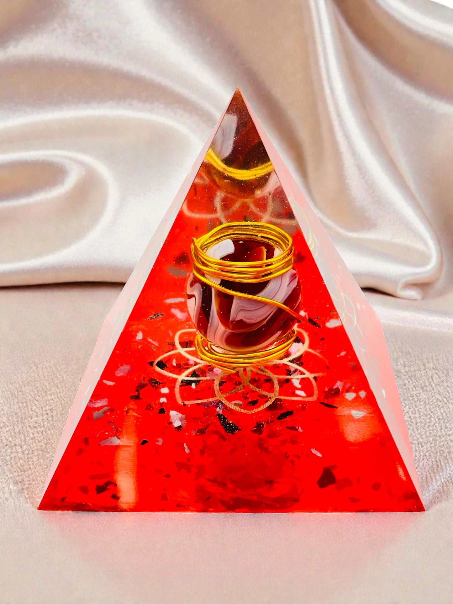 Piramide "Red Fortune" 8x8 – Scultura in Resina Epossidica con Sfera Zen e Spirale Dorata