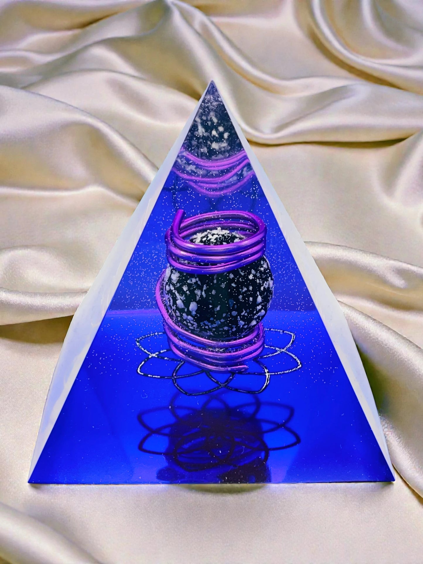 Piramide "Nebulosa Sacra" – Piramide Orgonite con Sfera Ossidiana e Fiore della Vita