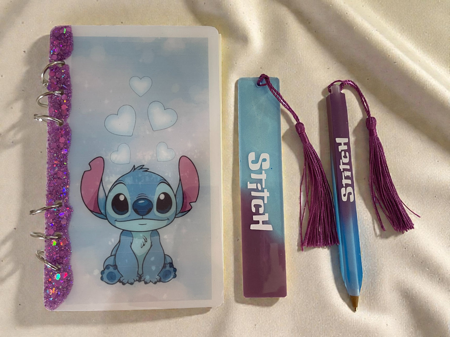 Set Scrittura "Cosmic Ohana" – Taccuino A6 Ricaricabile in Resina con Stitch, Bordo Glitter Viola e Accessori Coordinati