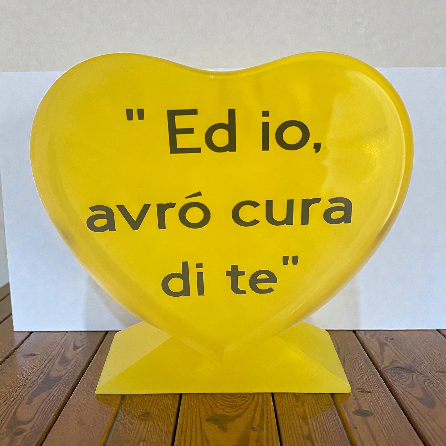 Cuore Decorativo "La Cura" – Scultura da Tavolo in Resina Gialla con Dedica e Base di Supporto (10x10 cm)