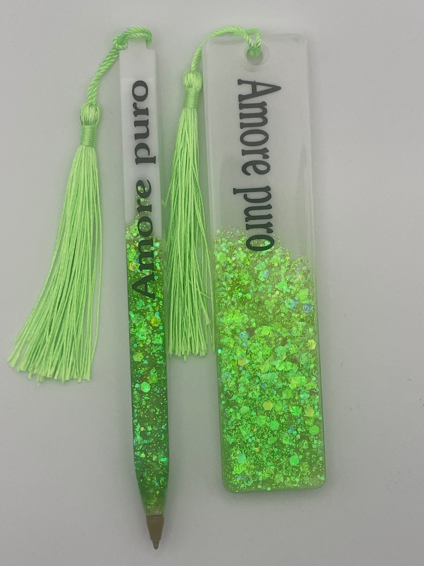 Set regalo "Amore Puro" - Segnalibro e penna in resina con glitter verde neon.
