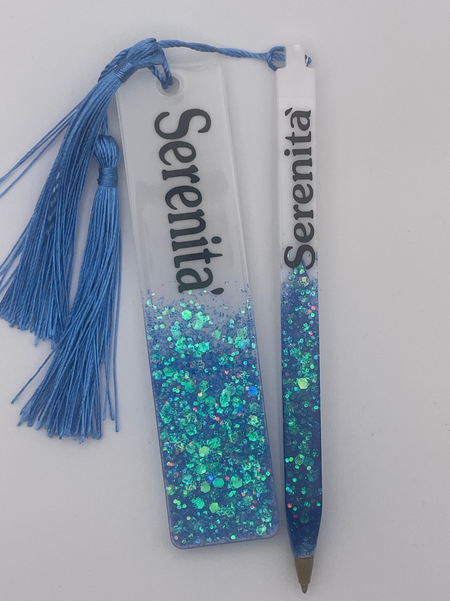 Set "Serenità" - Segnalibro e penna in resina con glitter azzurro e blu.