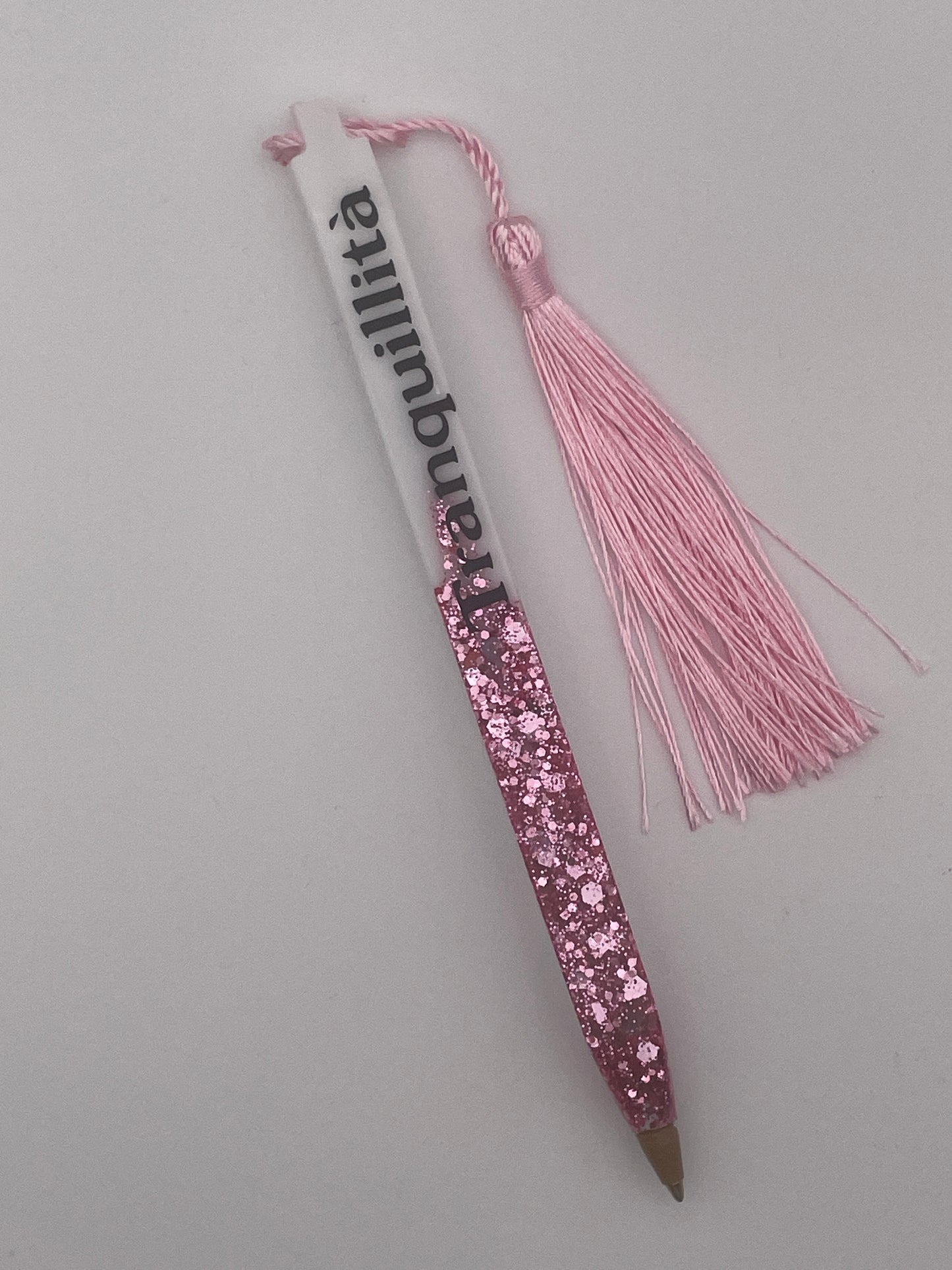 Set regalo "Tranquillità" - Segnalibro e penna in resina con glitter rosa.