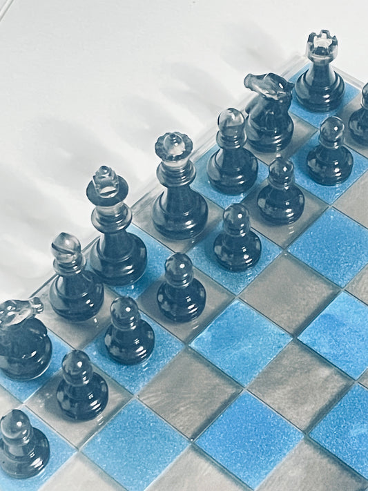 Scacchiera "Sapphire Storm" – Set Completo Artigianale in Resina Effetto Blu Elettrico e Fumo