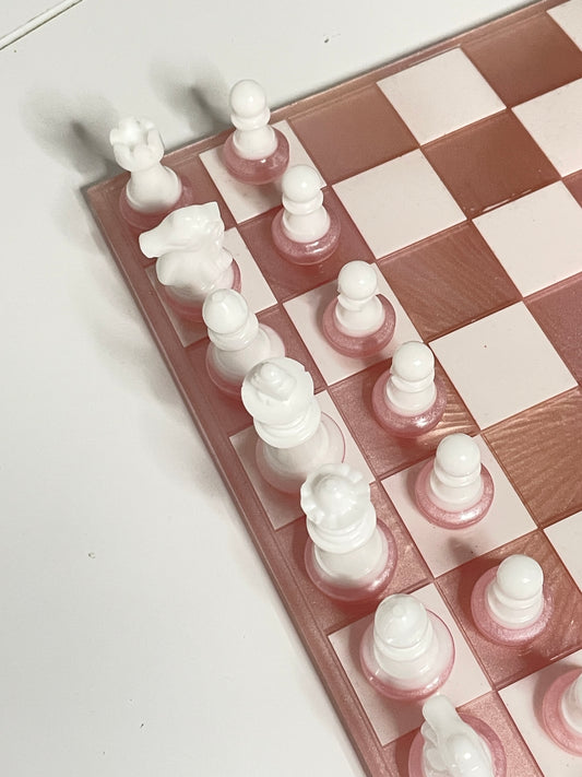 Scacchiera "Rose Gold Symphony" – Set Completo Artigianale in Resina Effetto Marmo e Perla