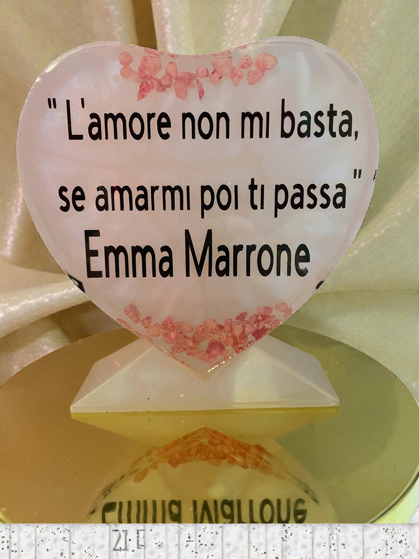 Cuore in Resina "Pearl White" con Cristalli Rosa – Dedica: "L'amore non mi basta"
