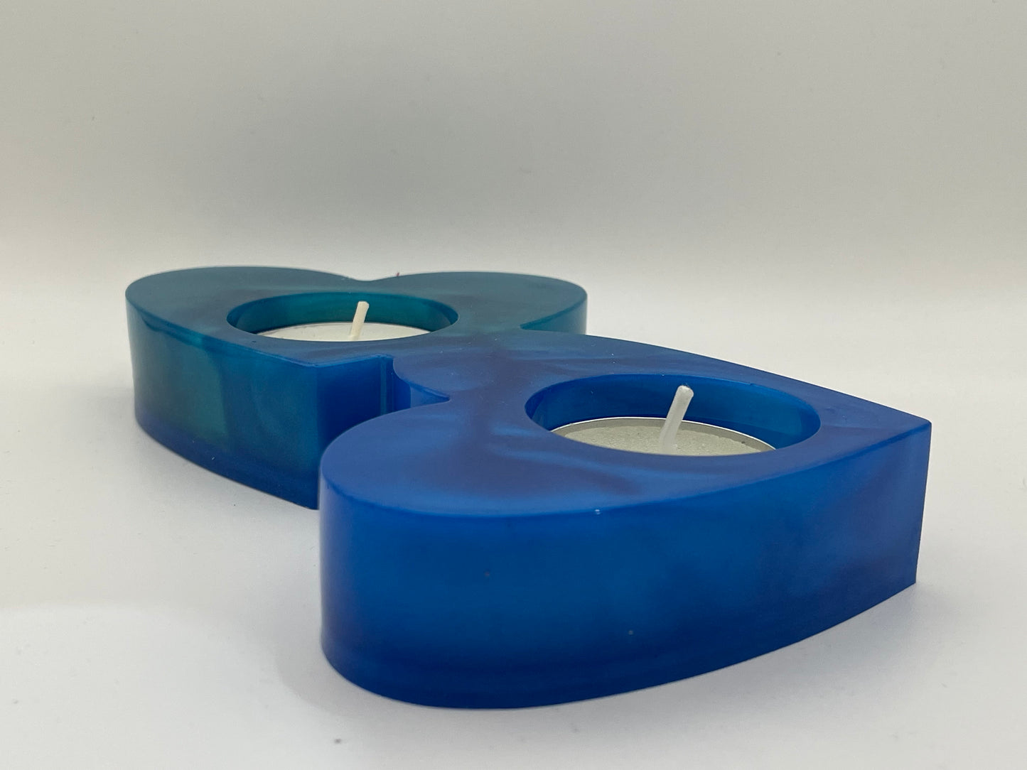 Portacandele "Cuori Connessi" - Creazione artigianale in resina epossidica con effetto marmorizzato blu.