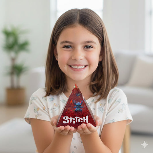 Piramide Luminosa "Stitch Red Galaxy" – Lampada LED in Resina con Glitter Olografici