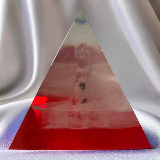 Piramide "Kid Bu'" in Resina Epossidica con Base in Legno - Luce Notturna Magica