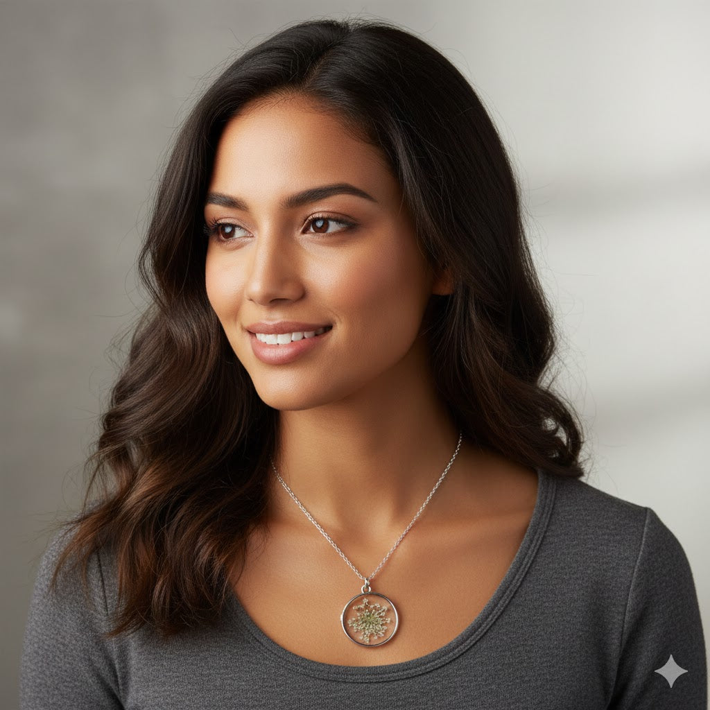 Collana "Ethereal Lace" – Ciondolo Botanico in Resina con Vero Fiore di Regina Anna (Queen Anne's Lace)