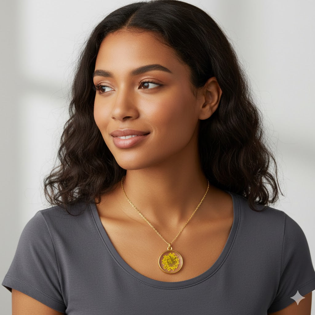 Collana "Golden Sun Lace" – Ciondolo Botanico in Resina con Fiore di Regina Anna Giallo e Finitura Oro