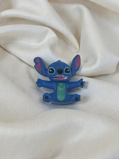 Piramide Luminosa "Stitch Red Galaxy" – Lampada LED in Resina con Glitter Olografici