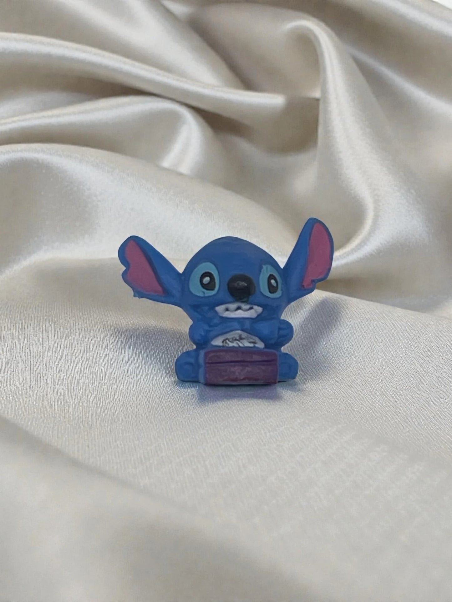 Piramide Luminosa "Stitch Red Galaxy" – Lampada LED in Resina con Glitter Olografici