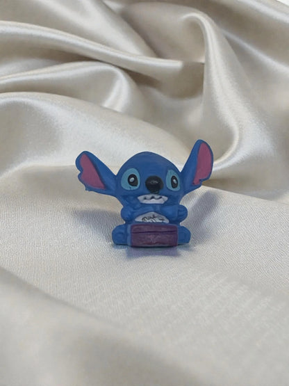 Piramide Luminosa "Stitch Red Galaxy" – Lampada LED in Resina con Glitter Olografici