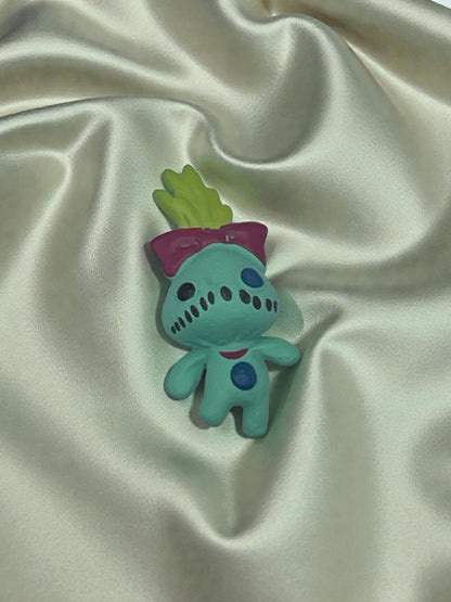 Piramide Luminosa "Stitch Red Galaxy" – Lampada LED in Resina con Glitter Olografici