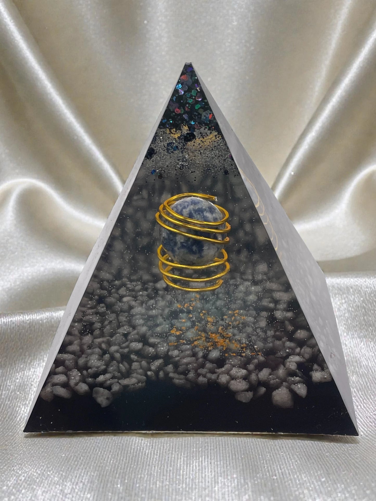 Piramide "Orizzonte Magnetico" – Piramide Artistica con Sfera in Sodalite e Spirale Dorata