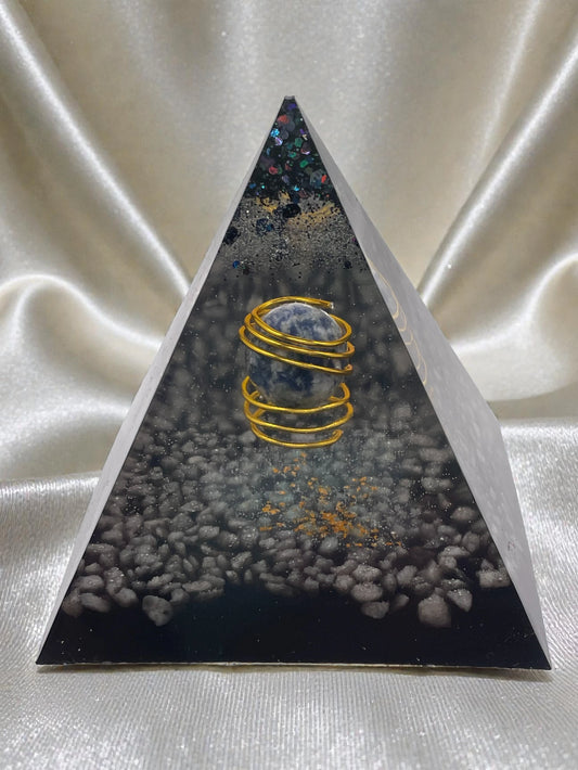 Piramide "Orizzonte Magnetico" – Piramide Artistica con Sfera in Sodalite e Spirale Dorata