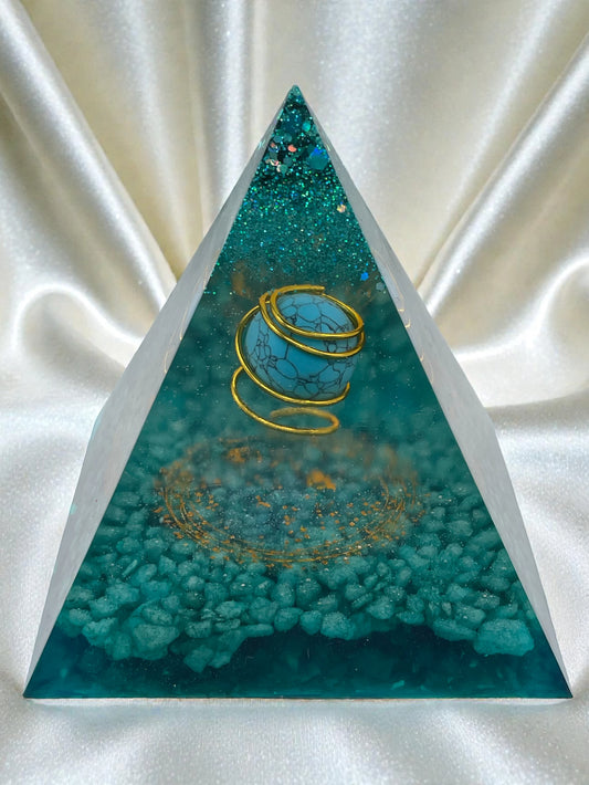 Piramide "Laguna di Cristallo" – Piramide Artistica con Sfera Turchese e Spirale Solare