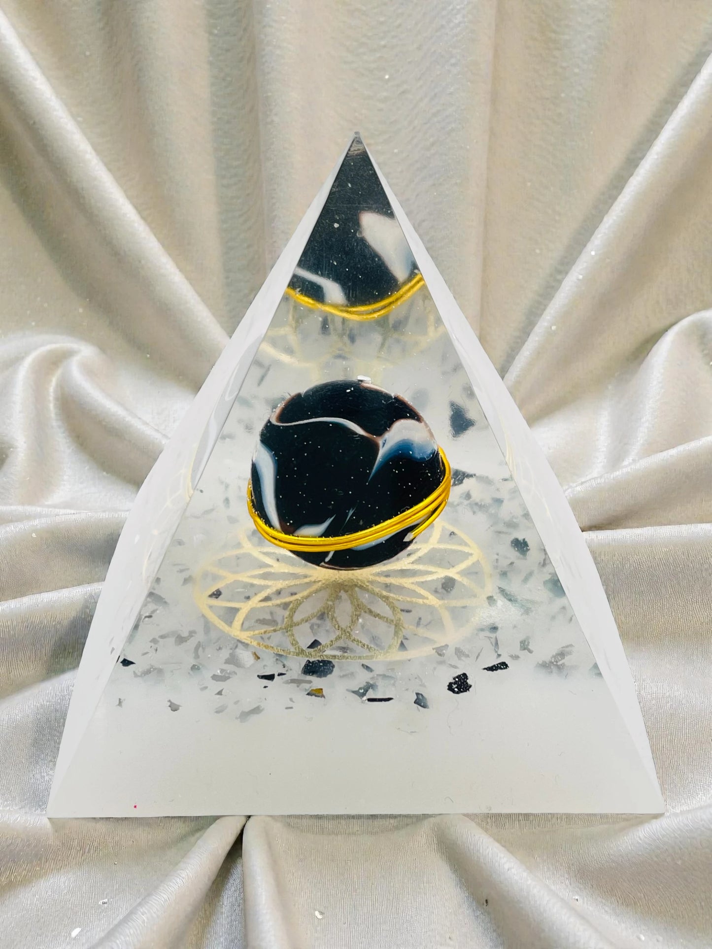 Piramide "Zen Crimson" 8x8 – Scultura Artigianale in Resina con Sfera della Fortuna e Spirale di Rame