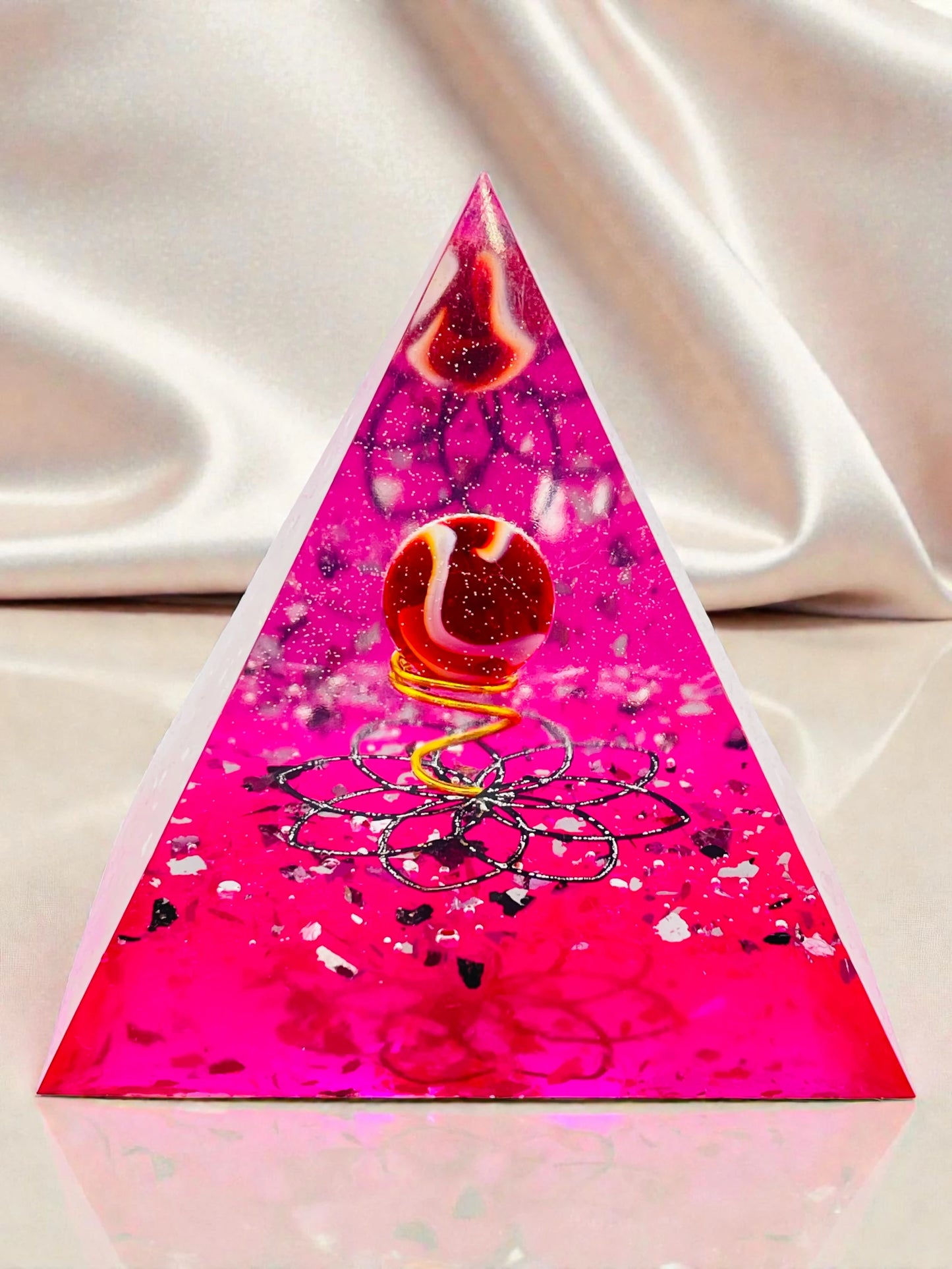 Piramide "Crimson Soul" in Resina – Piramide della Fortuna 8x8 con Sfera Zen Rosso-Bianca