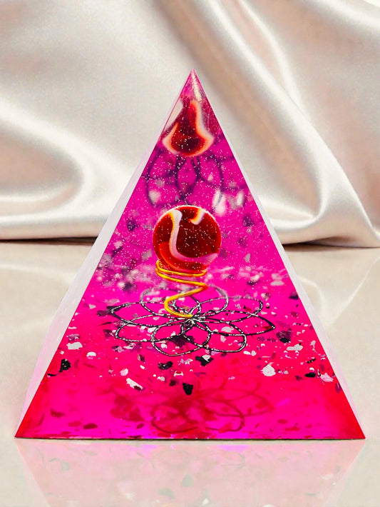 Piramide "Crimson Soul" in Resina – Piramide della Fortuna 8x8 con Sfera Zen Rosso-Bianca