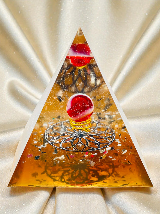 Piramide "Anima d'Ambra" – Piramide Orgonite con Fiore della Vita e Sfera del Destino