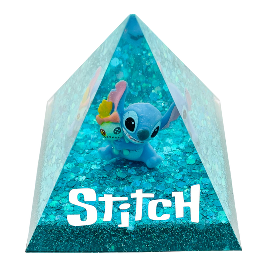 Piramide Luminosa "Stitch Ocean Breeze" – Lampada LED in Resina Turchese con Scrump