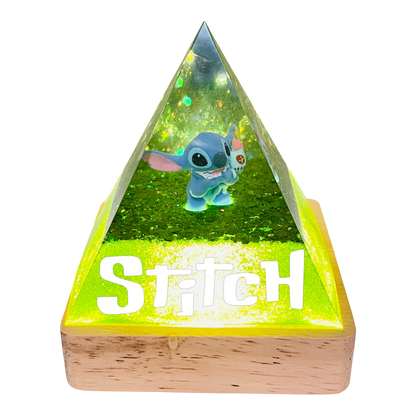 Piramide Luminosa "Stitch Emerald" – Lampada LED in Resina Verde Glitterata