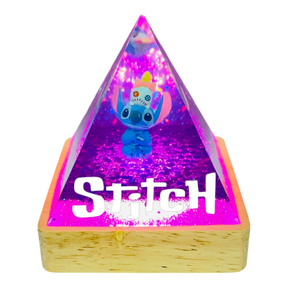 Piramide Luminosa "Stitch Cosmic Purple" – Lampada LED in Resina Viola con Scrump