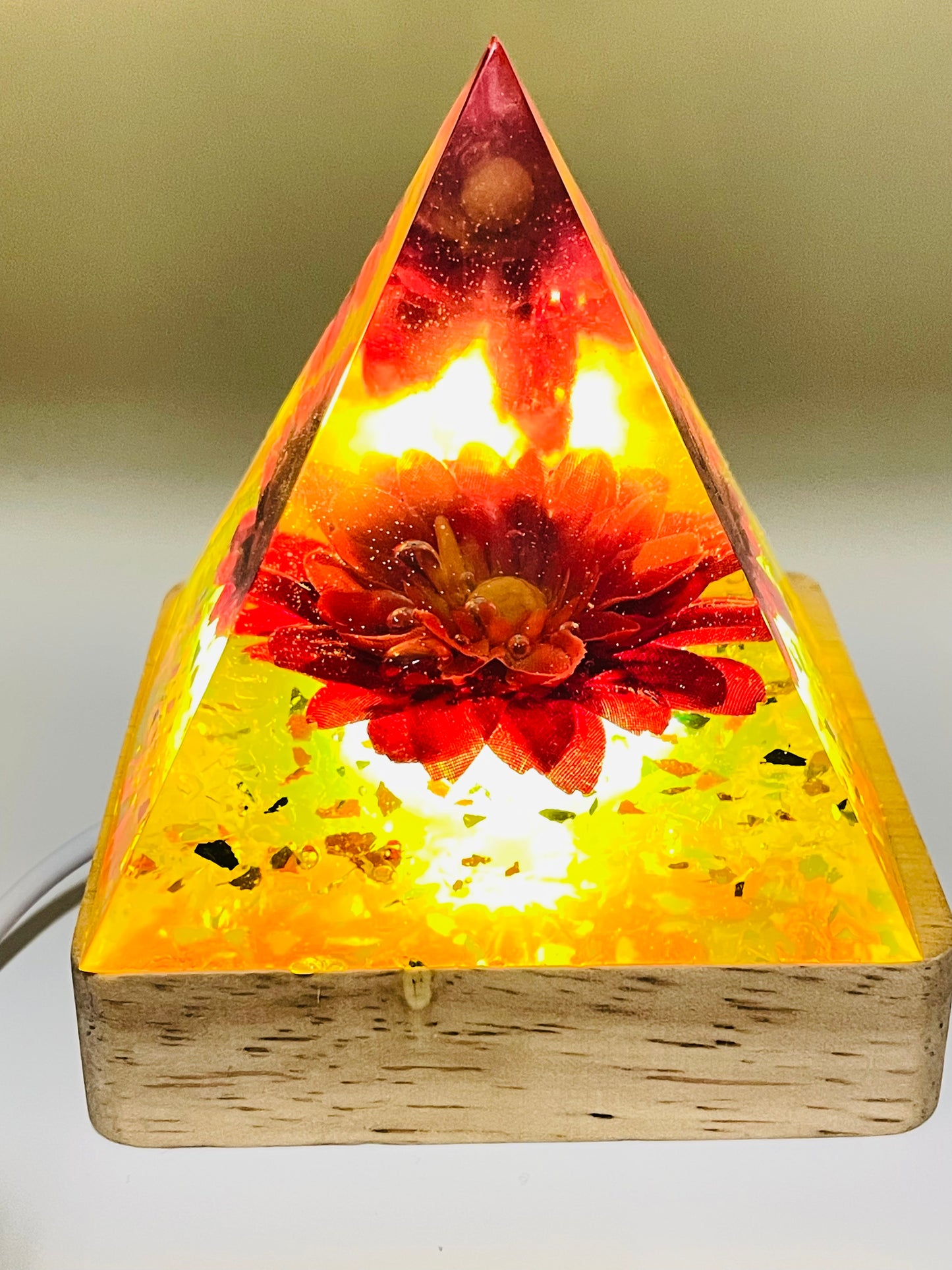 Piramide "PETALO DI LUCE"