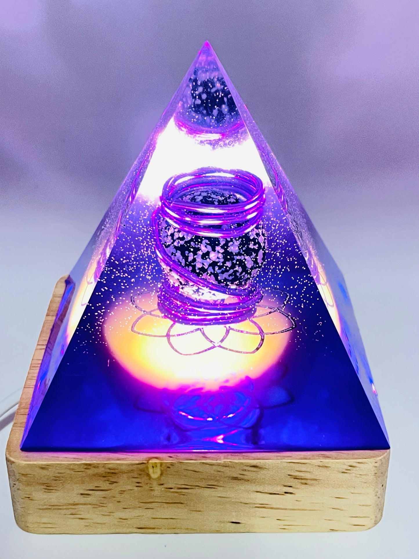 Piramide Sfera "NUCLEO COSMICO"