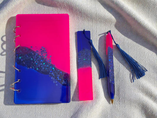 Set Scrittura "Cosmic Fusion" – Taccuino A6 Ricaricabile in Resina "Hot Pink & Royal Blue" con Effetto Geode Glitter