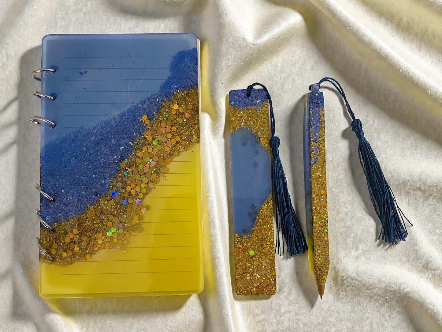 Set Scrittura "Golden Horizon" – Taccuino A6 Ricaricabile in Resina "Blue & Yellow" con Inserto Glitter Oro