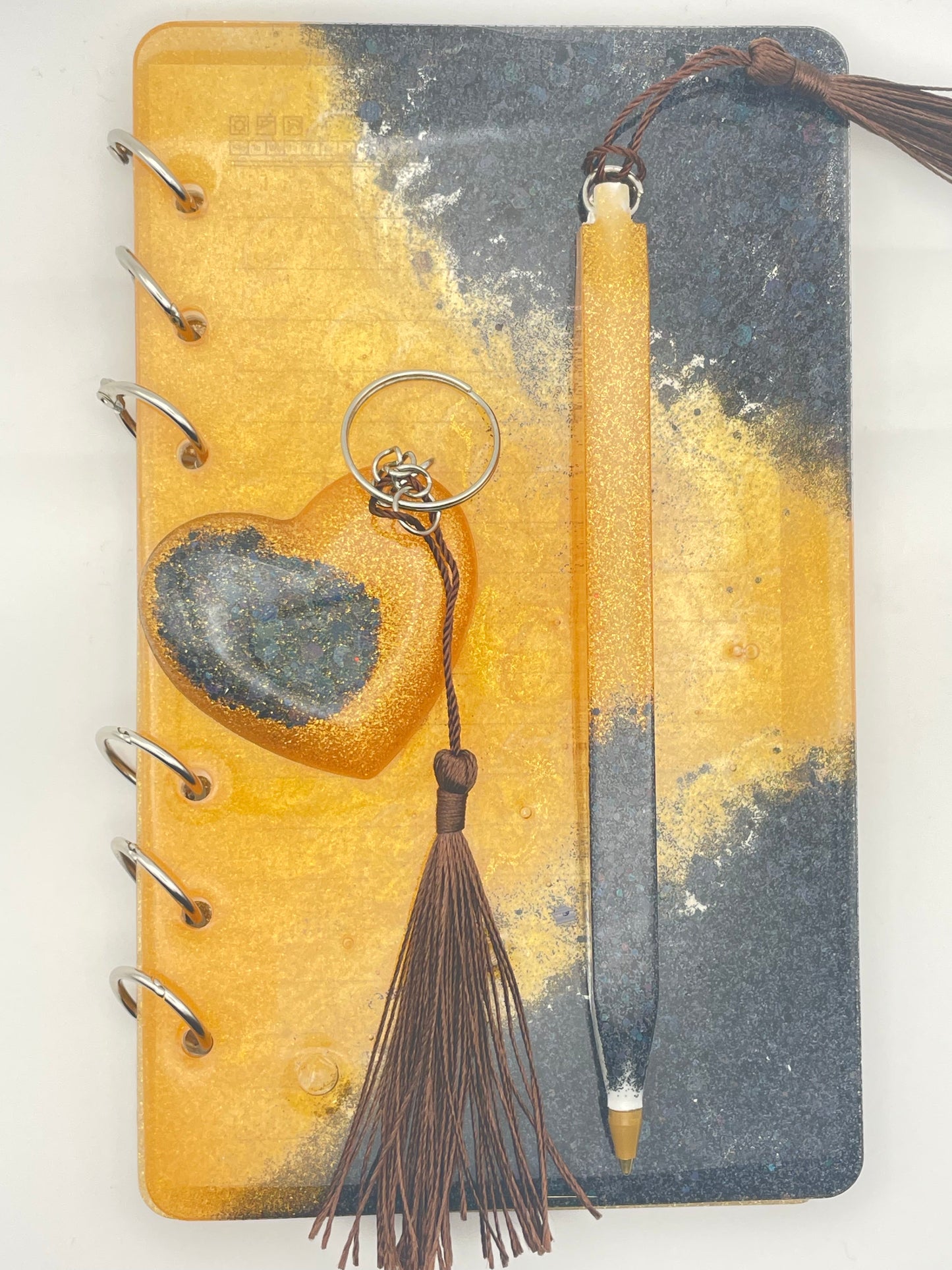 Set Scrittura "Midnight Gold" – Taccuino A6 Ricaricabile in Resina "Black Nebula & Gold Dust" con Charm a Cuore