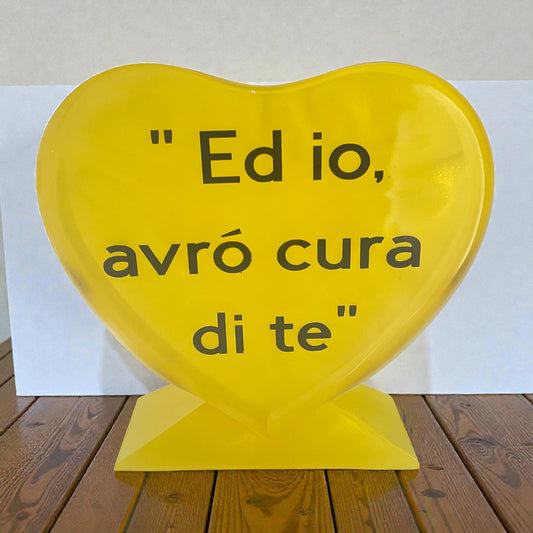 Cuore Decorativo "La Cura" – Scultura da Tavolo in Resina Gialla con Dedica e Base di Supporto (10x10 cm)