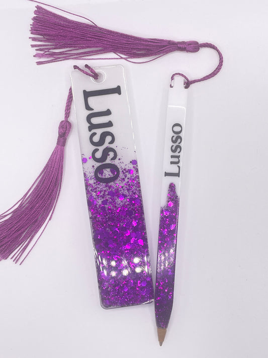 Lusso, un set di segnalibro e penna, creato in resina epossidica con glitter viola.