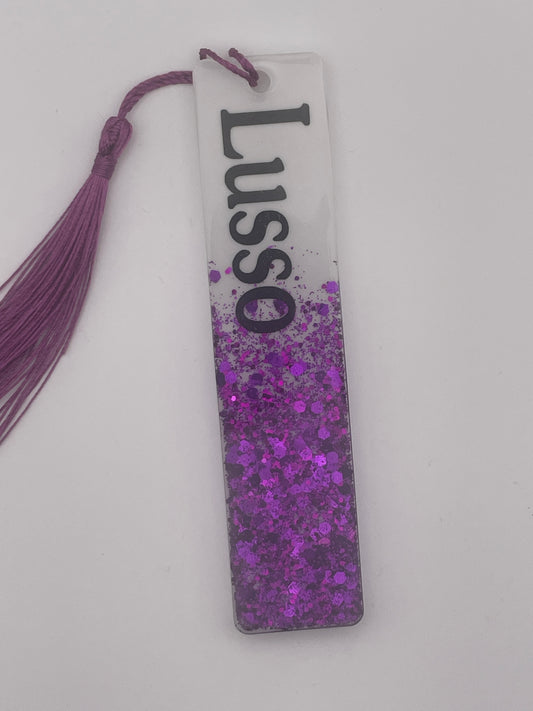 Lusso, un set di segnalibro e penna, creato in resina epossidica con glitter viola.
