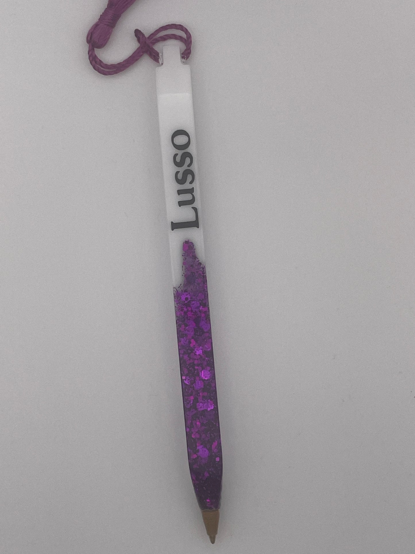 Lusso, un set di segnalibro e penna, creato in resina epossidica con glitter viola.