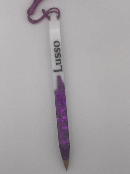 Lusso, un set di segnalibro e penna, creato in resina epossidica con glitter viola.