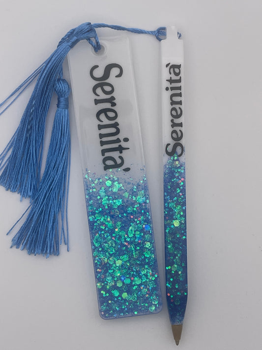 Set "Serenità" - Segnalibro e penna in resina con glitter azzurro e blu.