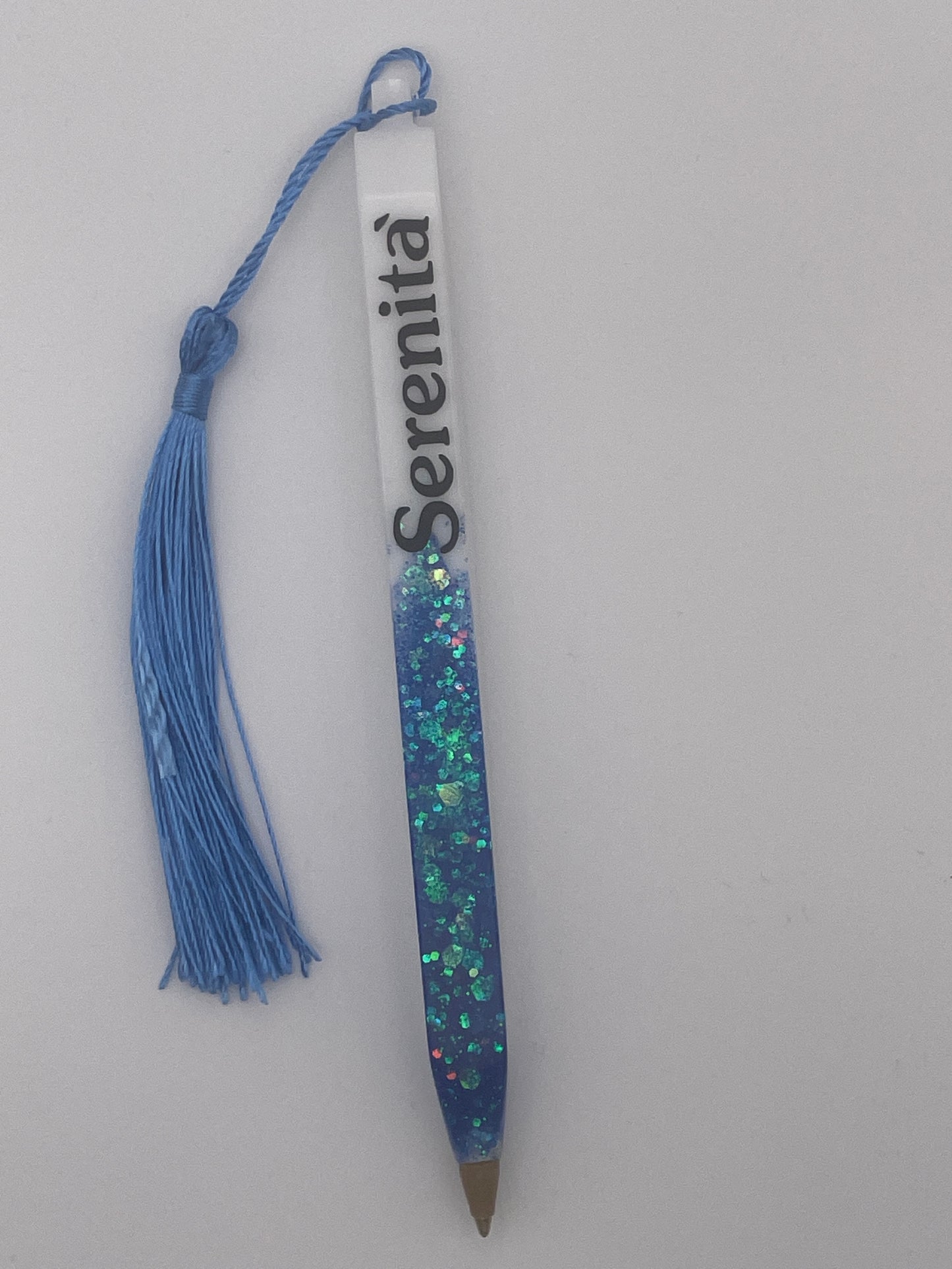 Set "Serenità" - Segnalibro e penna in resina con glitter azzurro e blu.