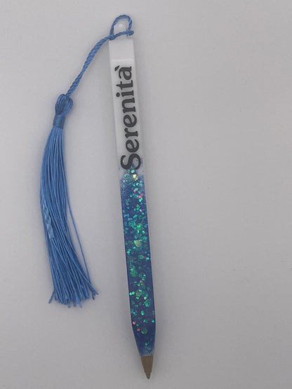 Set "Serenità" - Segnalibro e penna in resina con glitter azzurro e blu.