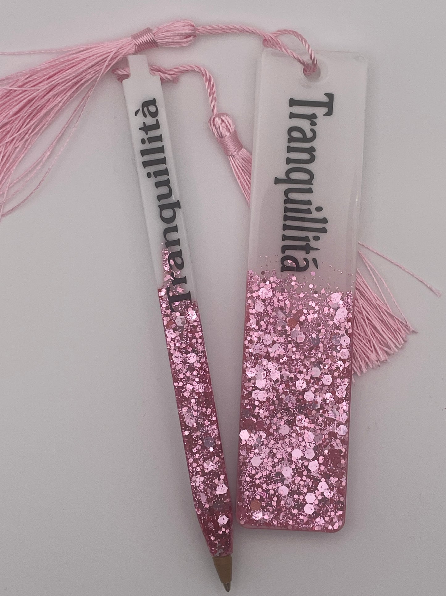 Set regalo "Tranquillità" - Segnalibro e penna in resina con glitter rosa.