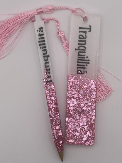 Set regalo "Tranquillità" - Segnalibro e penna in resina con glitter rosa.