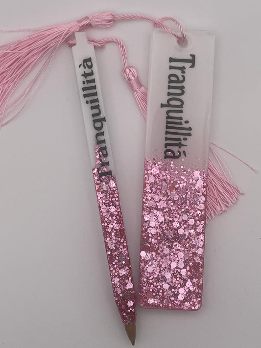 Set regalo "Tranquillità" - Segnalibro e penna in resina con glitter rosa.