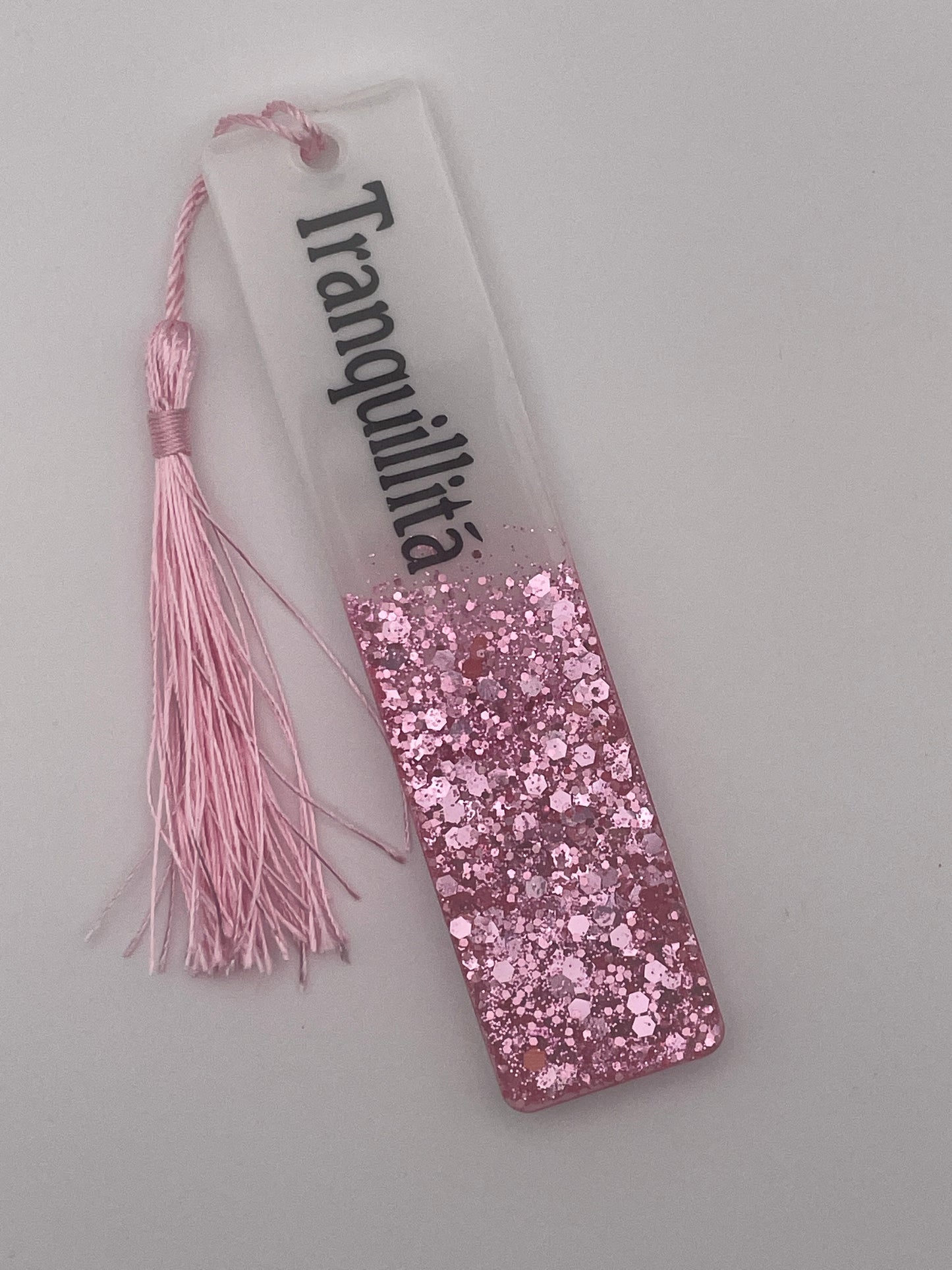 Set regalo "Tranquillità" - Segnalibro e penna in resina con glitter rosa.