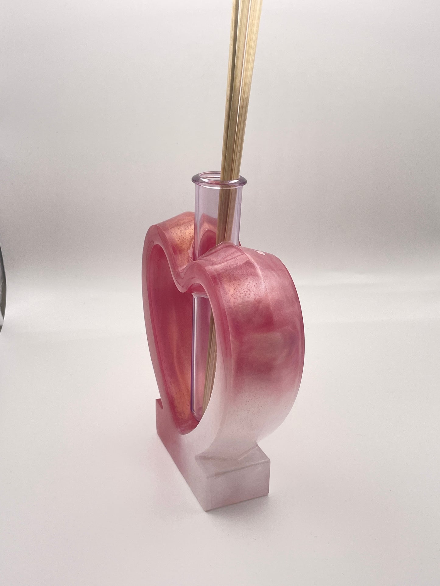 Porta Essenze Cuore in Resina Rosa e Bianca Sfumata | Diffusore Fatto a Mano