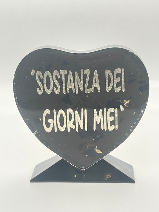 Cuore in Resina Nera con Frase Personalizzata 'Sostanza dei giorni miei'