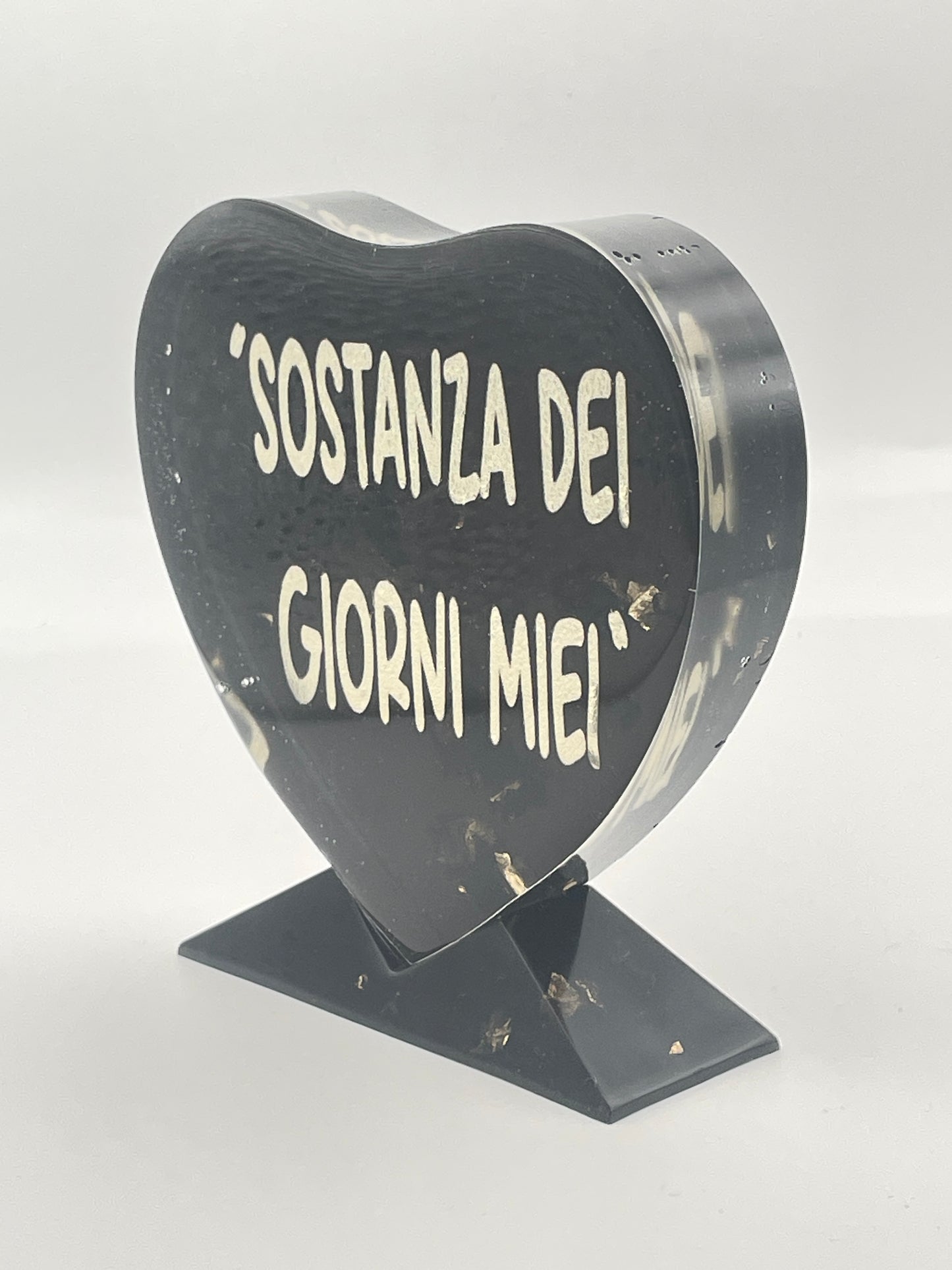 Cuore in Resina Nera con Frase Personalizzata 'Sostanza dei giorni miei'